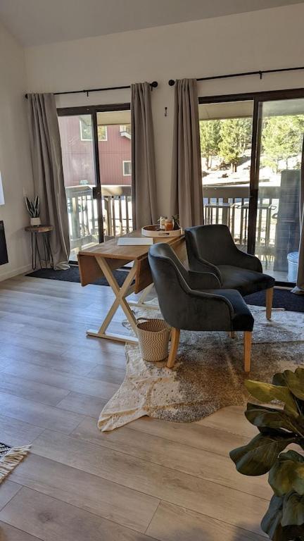 Cozy Condo Walking Distance To Village And Gondola W/ Pool/ Jacuzzi Sleeps 4. 맘모스 레이크스 외부 사진