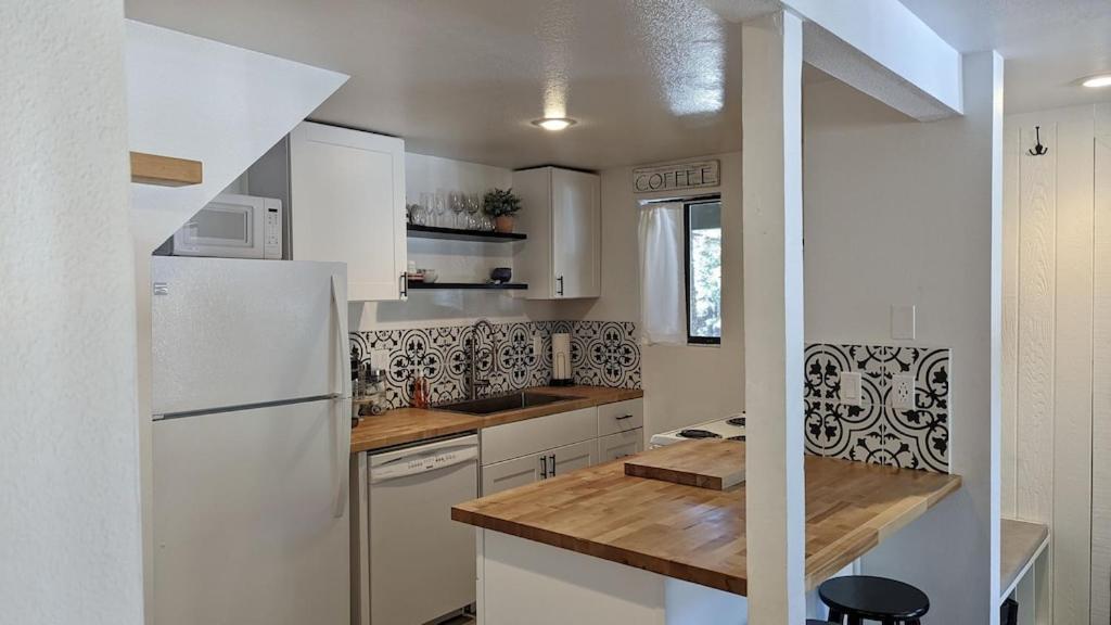 Cozy Condo Walking Distance To Village And Gondola W/ Pool/ Jacuzzi Sleeps 4. 맘모스 레이크스 외부 사진