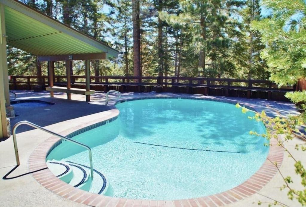 Cozy Condo Walking Distance To Village And Gondola W/ Pool/ Jacuzzi Sleeps 4. 맘모스 레이크스 외부 사진