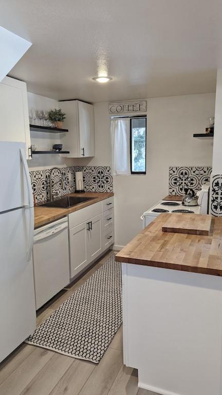 Cozy Condo Walking Distance To Village And Gondola W/ Pool/ Jacuzzi Sleeps 4. 맘모스 레이크스 외부 사진